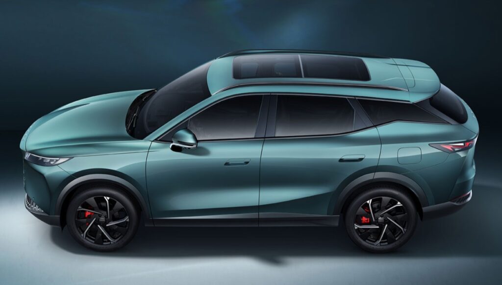 L'Omoda 7 SHS-P vista lateralmente