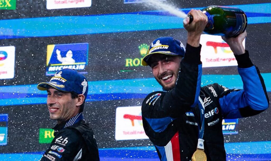 La festa sul podio dopo il successo al Fuji