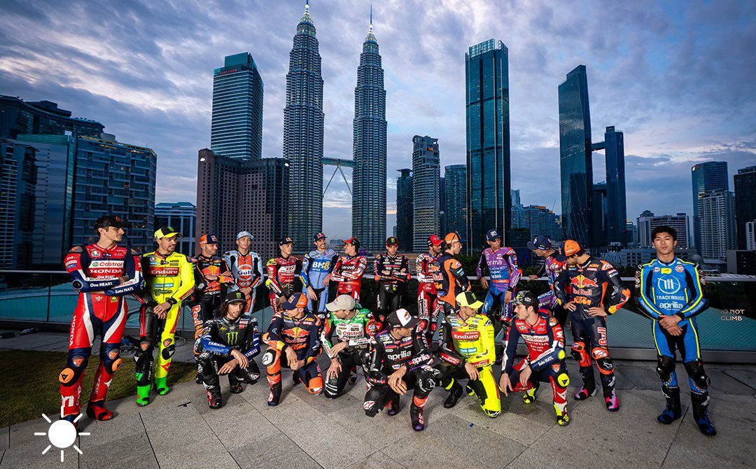 La foto di gruppo prima dell'evento di lancio della MotoGP 2026