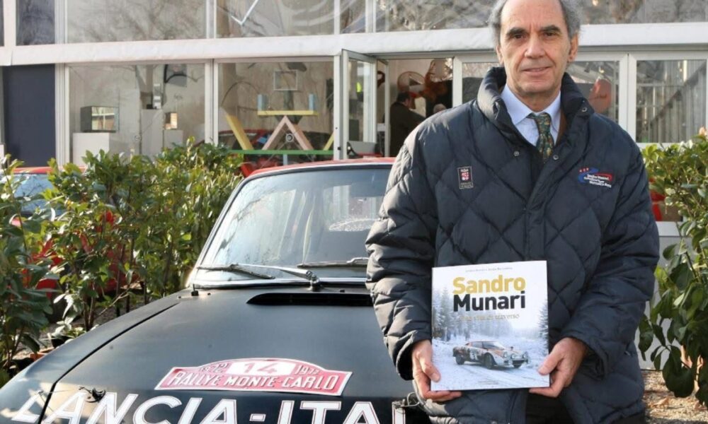 Sandro Munari con il suo libro (© Minardi)