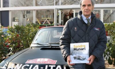 Sandro Munari con il suo libro (© Minardi)