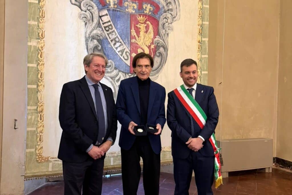 Il presidente FMI Giovanni Copioli (a sx) e Marco Panieri. Al centro, Carlo Costa, presidente del Moto Club Santerno "Checco Costa" (© Comune di Imola)