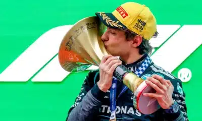 Kimi Antonelli con il trofeo del vincitore nel GP di Cina 2026