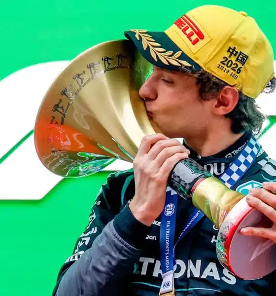 Kimi Antonelli con il trofeo del vincitore nel GP di Cina 2026