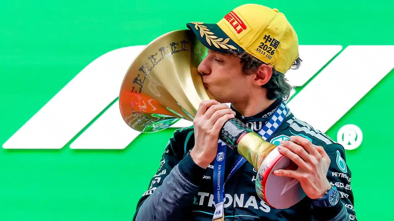 Kimi Antonelli con il trofeo del vincitore nel GP di Cina 2026