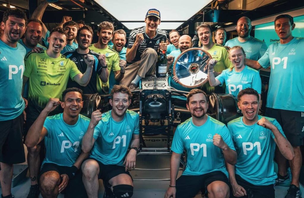 Foto ricordo ai box Mercedes