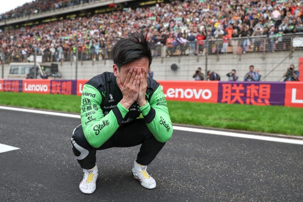 Guanyu Zhou emozionato al termine del GP di Cina 2024