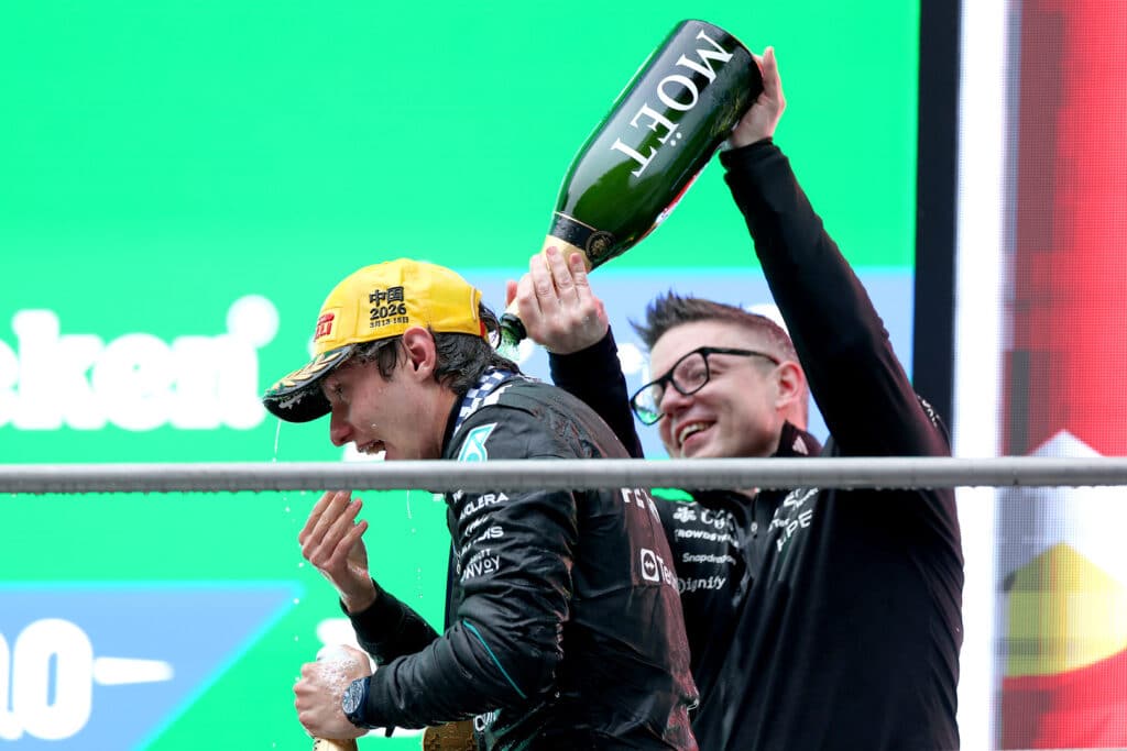 Peter Bonnington e Kimi Antonelli (© Mercedes AMG F1)