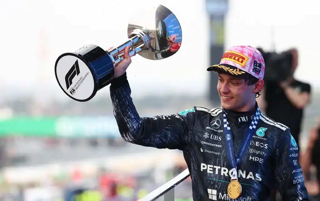 Kimi Antonelli festeggia la vittoria del GP del Giappone