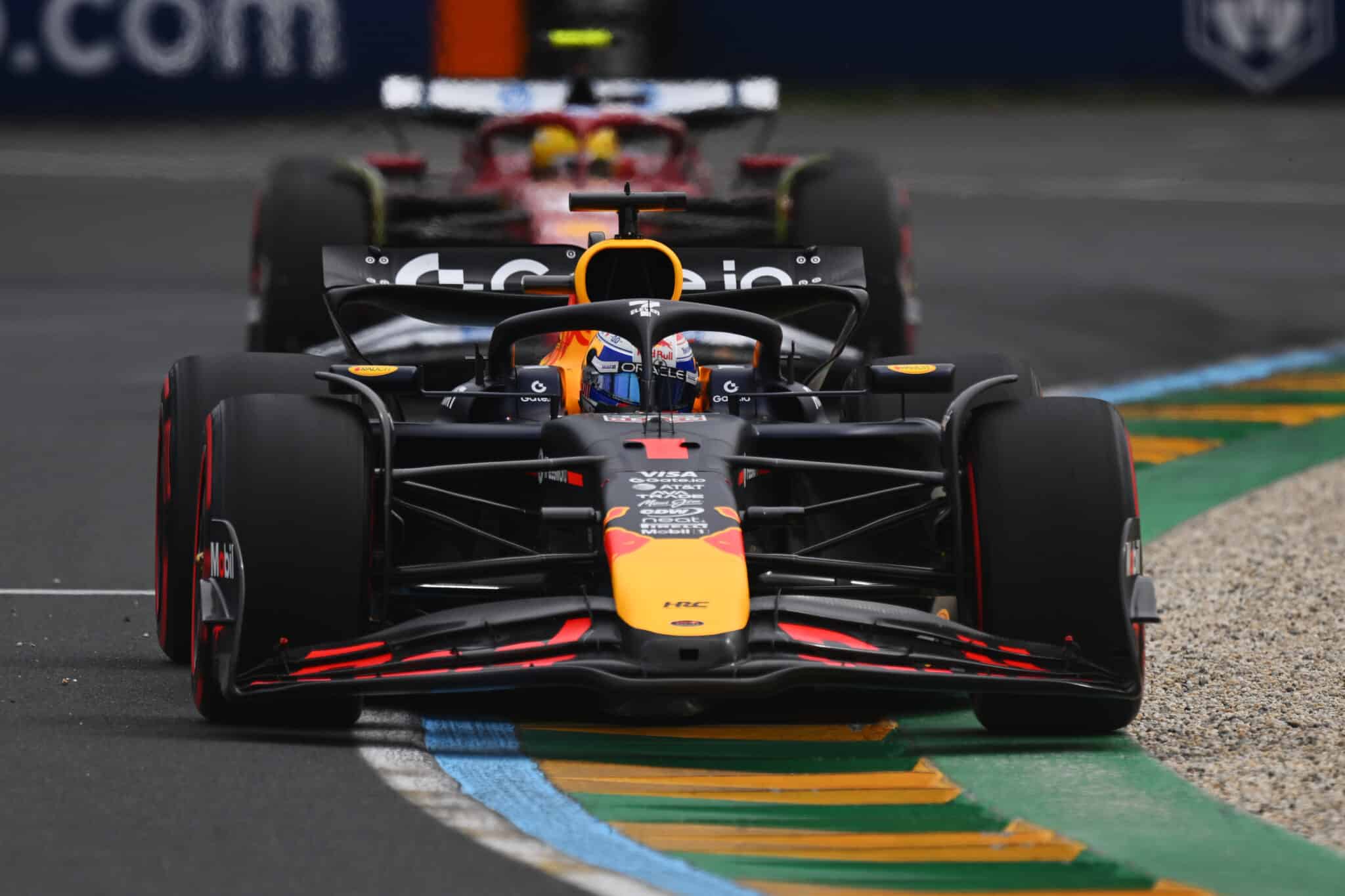 Max Verstappen e Lewis Hamilton in azione durante il GP d'Australia 2025
