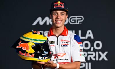 Diogo Moreira con il casco in onore di Ayrton Senna