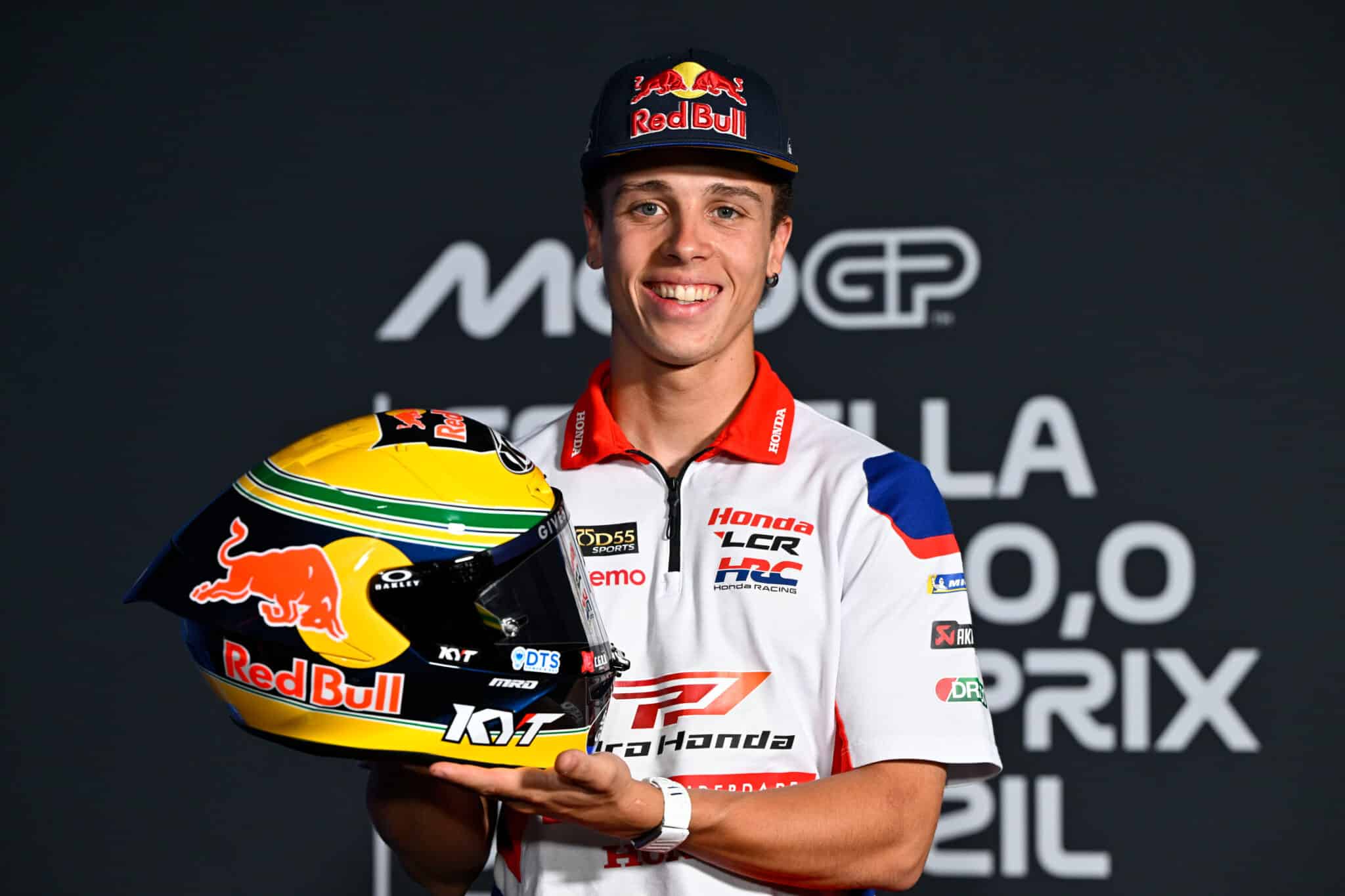 Diogo Moreira con il casco in onore di Ayrton Senna