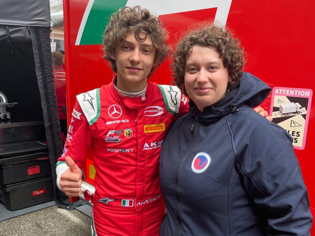 Kimi Antonelli con la nostra collaboratrice Giulia Giacomelli a Imola nel 2022