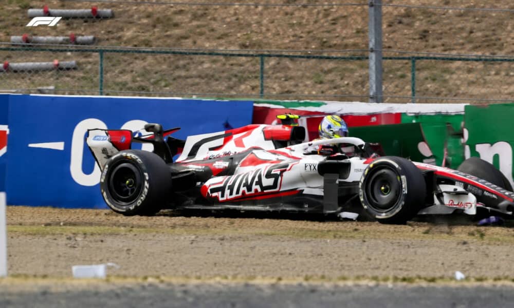 L'uscita di Oliver Bearman dai rottami della sua Haas dopo l'incidente con Colapinto (© screenshot F1.com)