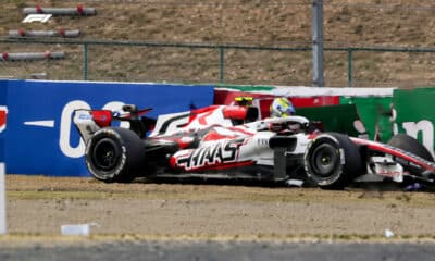 L'uscita di Oliver Bearman dai rottami della sua Haas dopo l'incidente con Colapinto (© screenshot F1.com)