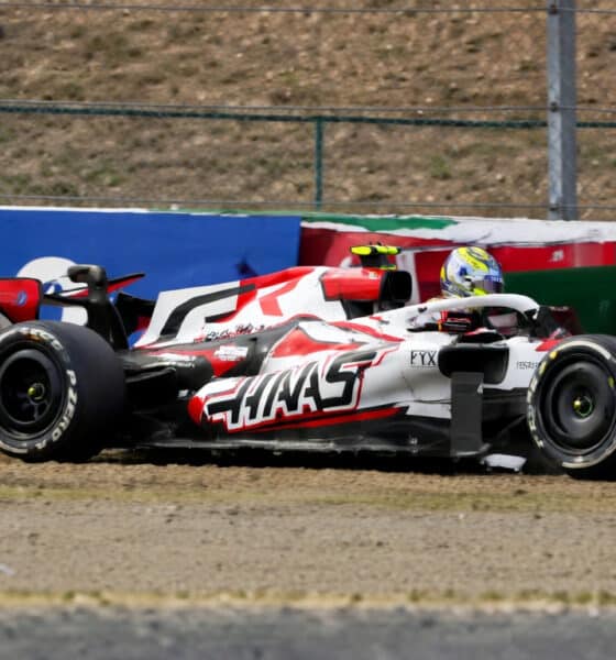 L'uscita di Oliver Bearman dai rottami della sua Haas dopo l'incidente con Colapinto (© screenshot F1.com)