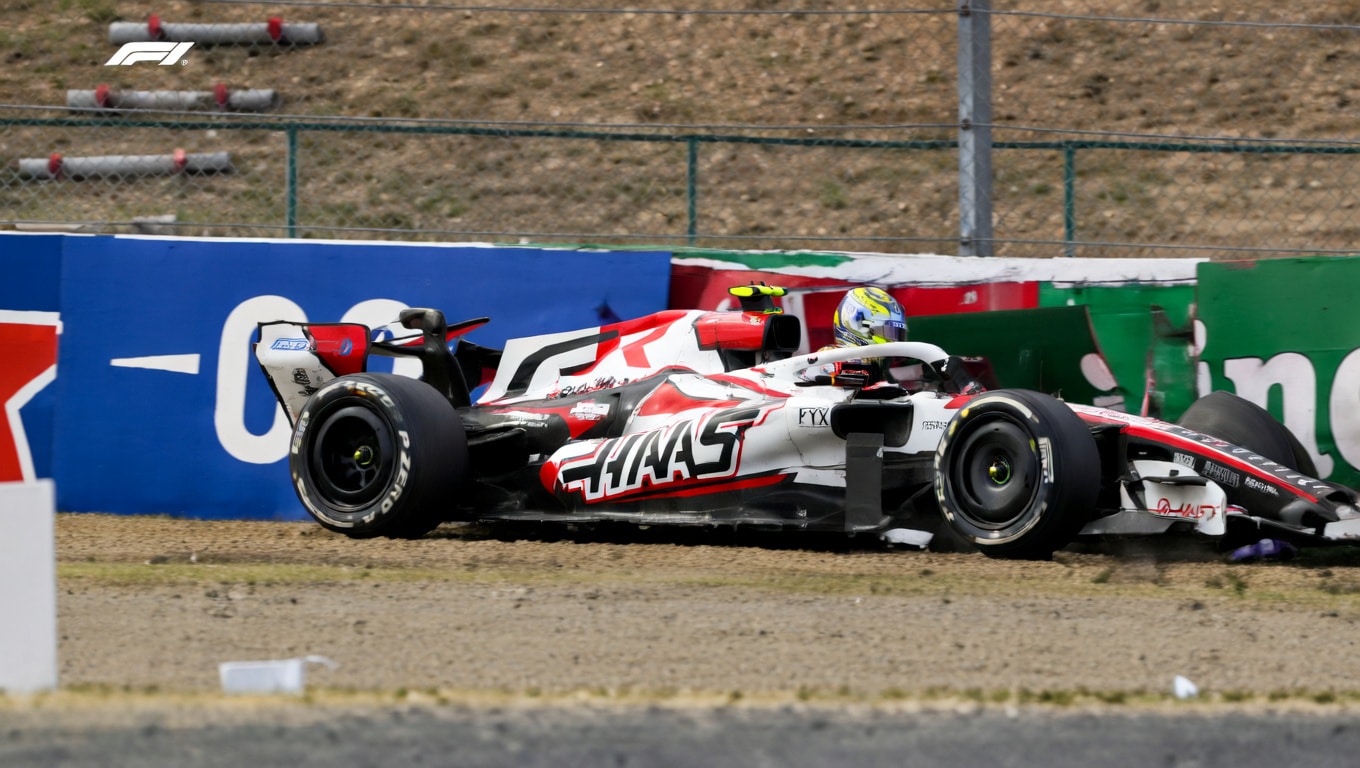 L'uscita di Oliver Bearman dai rottami della sua Haas dopo l'incidente con Colapinto (© screenshot F1.com)