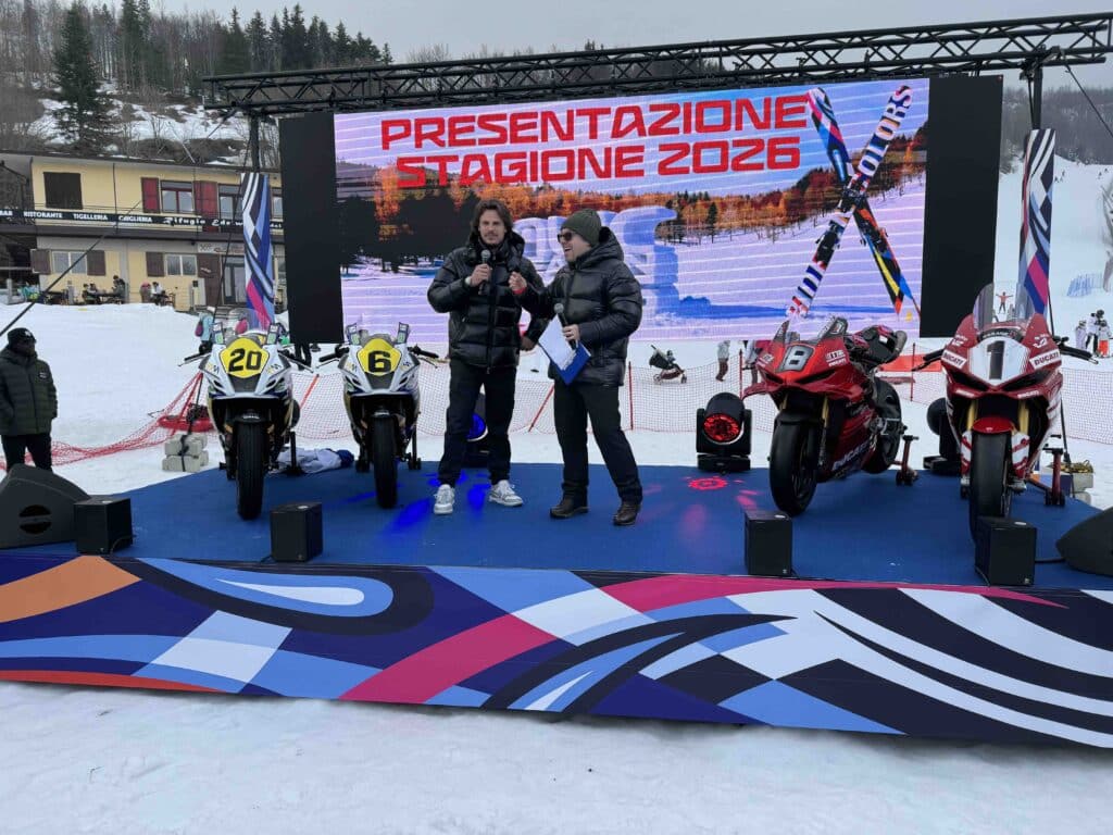 Nicolò Bulega sul palco sul Monte Cimone (© Yuri Barbieri per 1000 Cuori Motori)