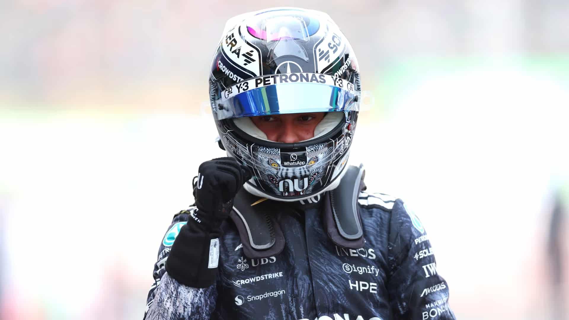 Kimi Antonelli festante dopo la pole nelle qualifiche del GP del Giappone 2026 (© f1.com)