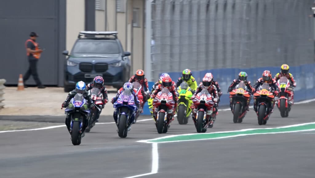 Il gruppo delle MotoGP in uscita box nelle prequalifiche del GP Brasile 2026 (© MotoGP)