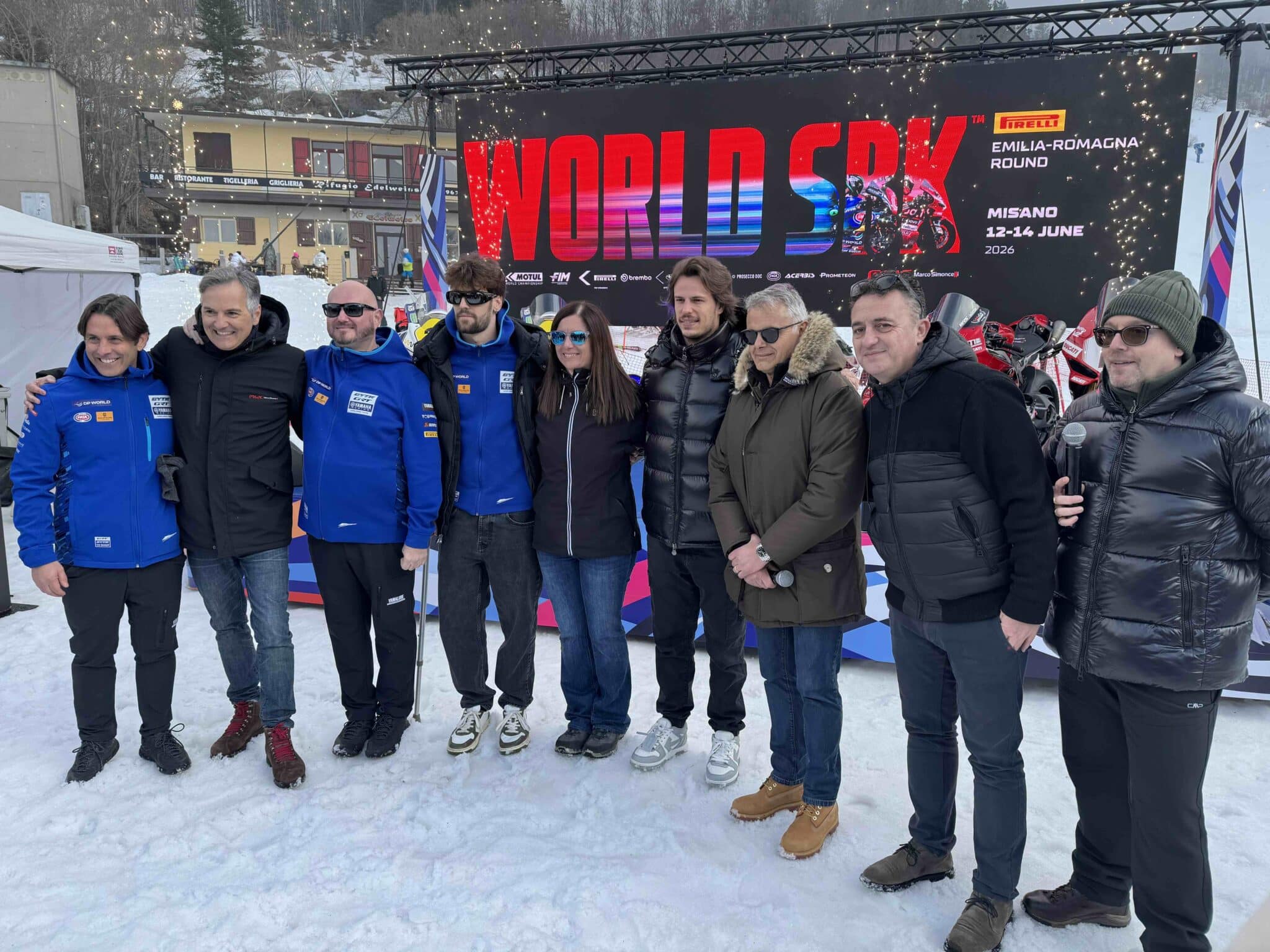 La foto di gruppo al termine della presentazione del calendario del Misano World Circuit 2026 (© Yuri Barbieri per 1000 Cuori Motori)