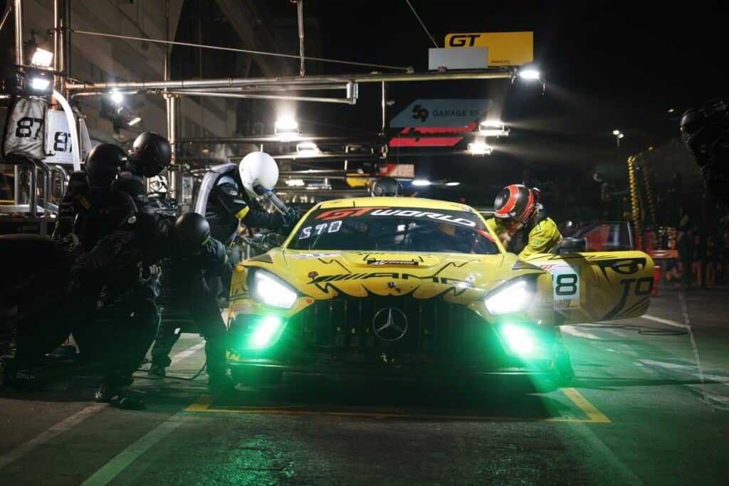 La Mercedes-AMG #48 ai box (© JEP - SRO)