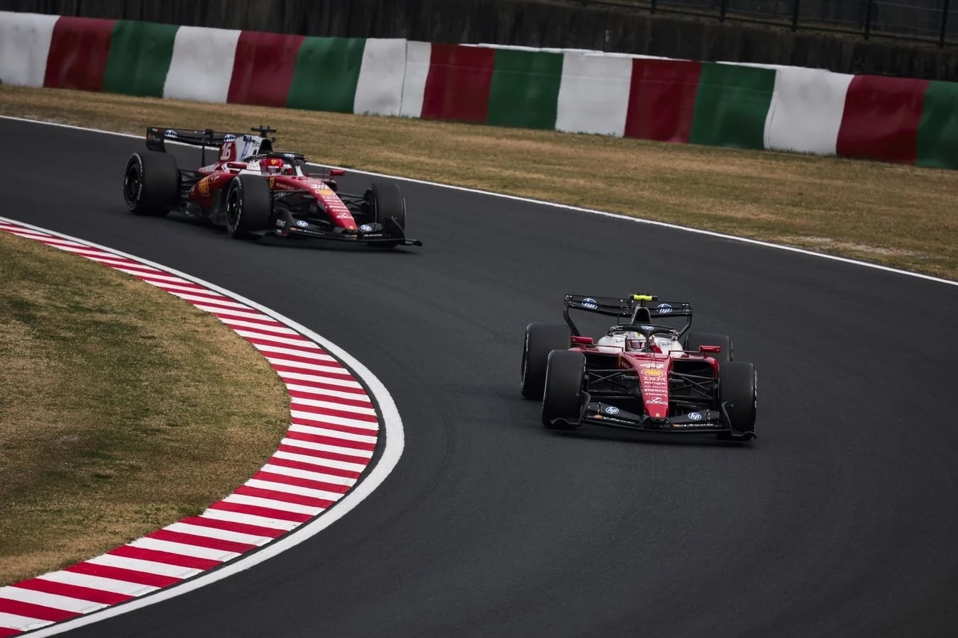 Hamilton e Leclerc sulle SF-26: in aprile Ferrari farà dei test in pista (© Ferrari Media Centre)