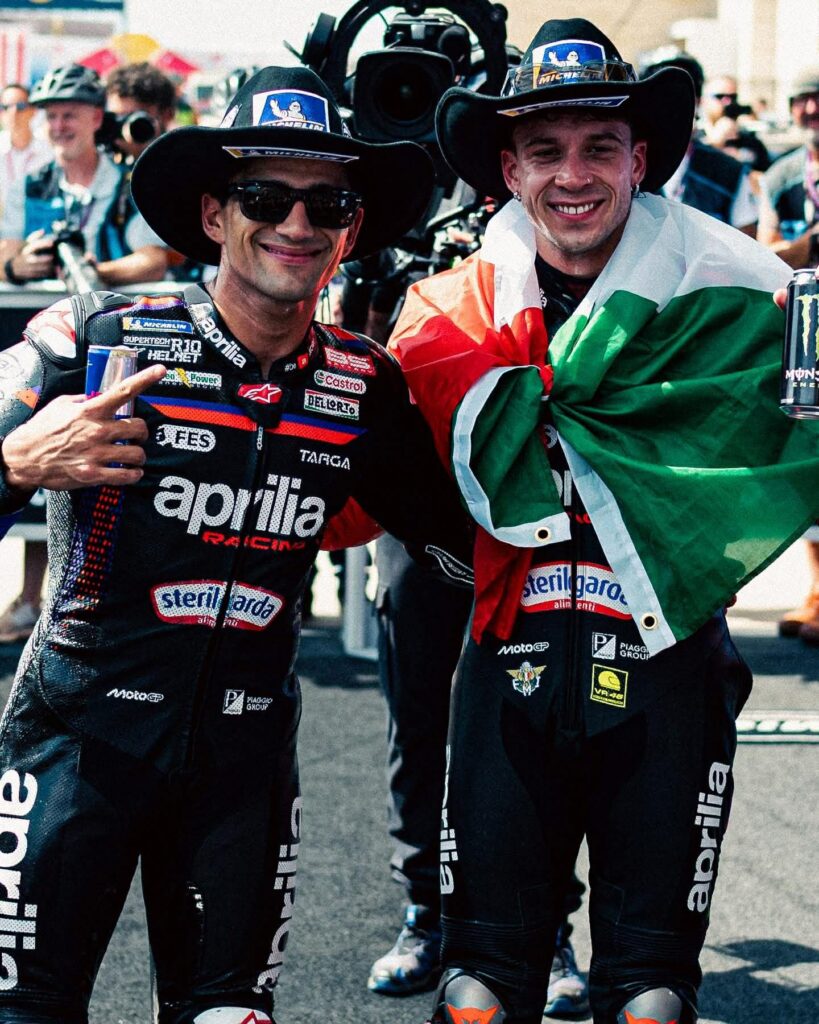 Marco Bezzecchi e Jorge Martin in posa dopo la doppietta in Texas (© Aprilia)