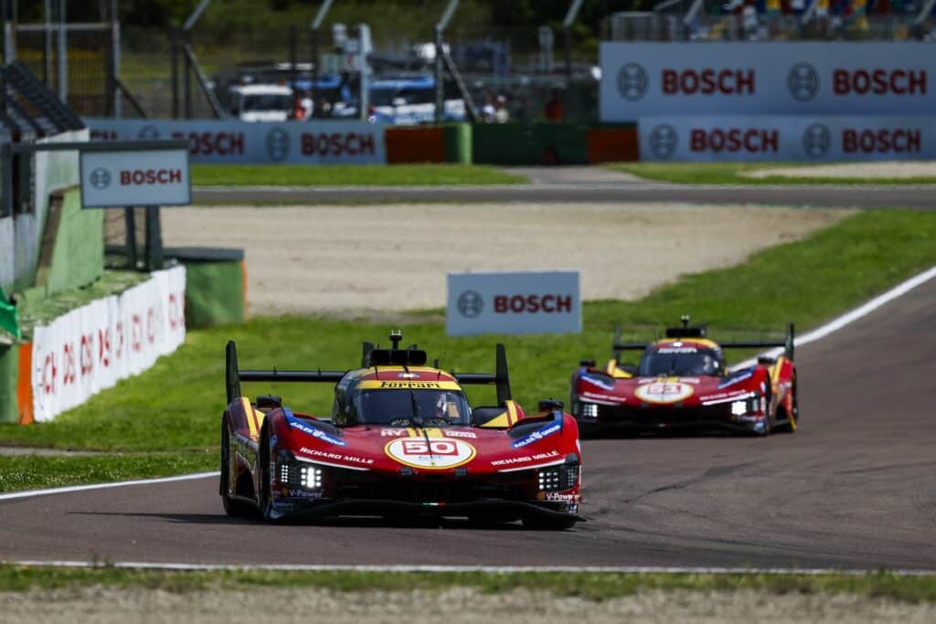 La #50 Ferrari 499P all'ingresso della Tosa (© DPPI - FIA WEC)