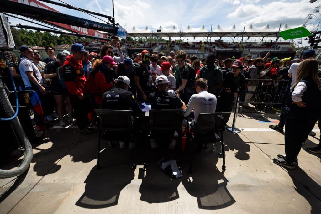 La sessione autografi della 6 Ore di Imola 2025 (© DPPI - FIA WEC)