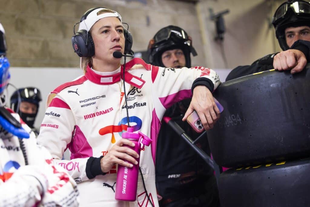 Sarah Bovy nel box della 24 Ore di Le Mans