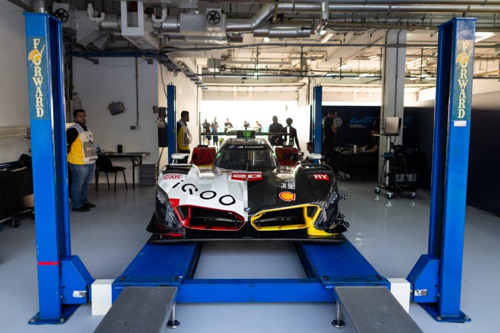 Una BMW M Hybrid V8 durante le operazioni di verifiche tecniche (© DPPI - FIA WEC)