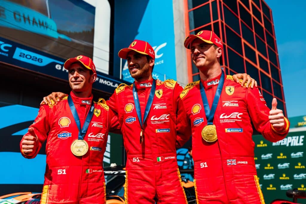 L'equipaggio della Ferrari #51 a Imola dopo la pole