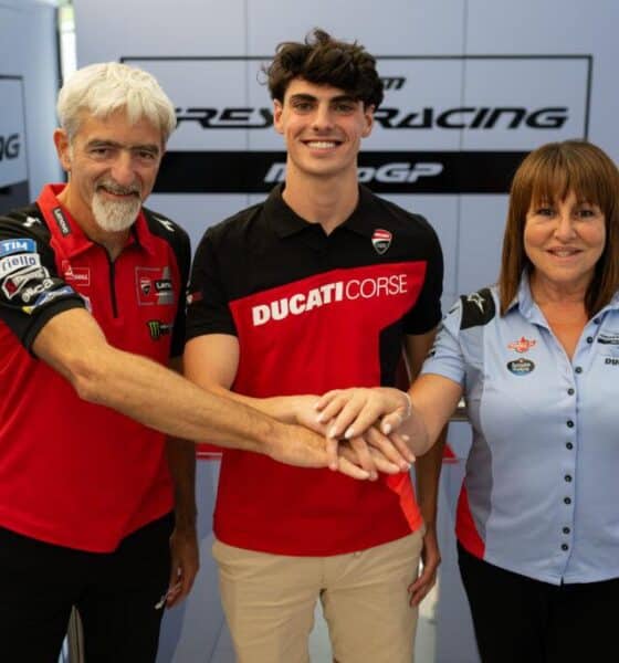 Gigi Dall'Igna, Fermin Aldeguer e Nadia Padovani Gresini al momento dell'accordo biennale (© Gresini Racing)