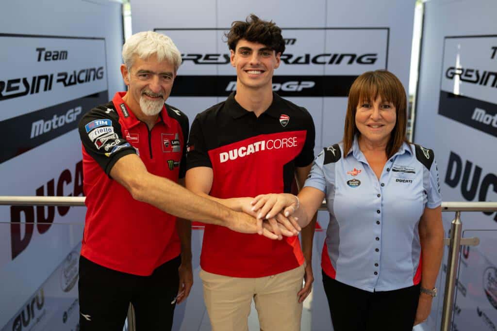 Gigi Dall'Igna, Fermin Aldeguer e Nadia Padovani Gresini al momento dell'accordo biennale (© Gresini Racing)