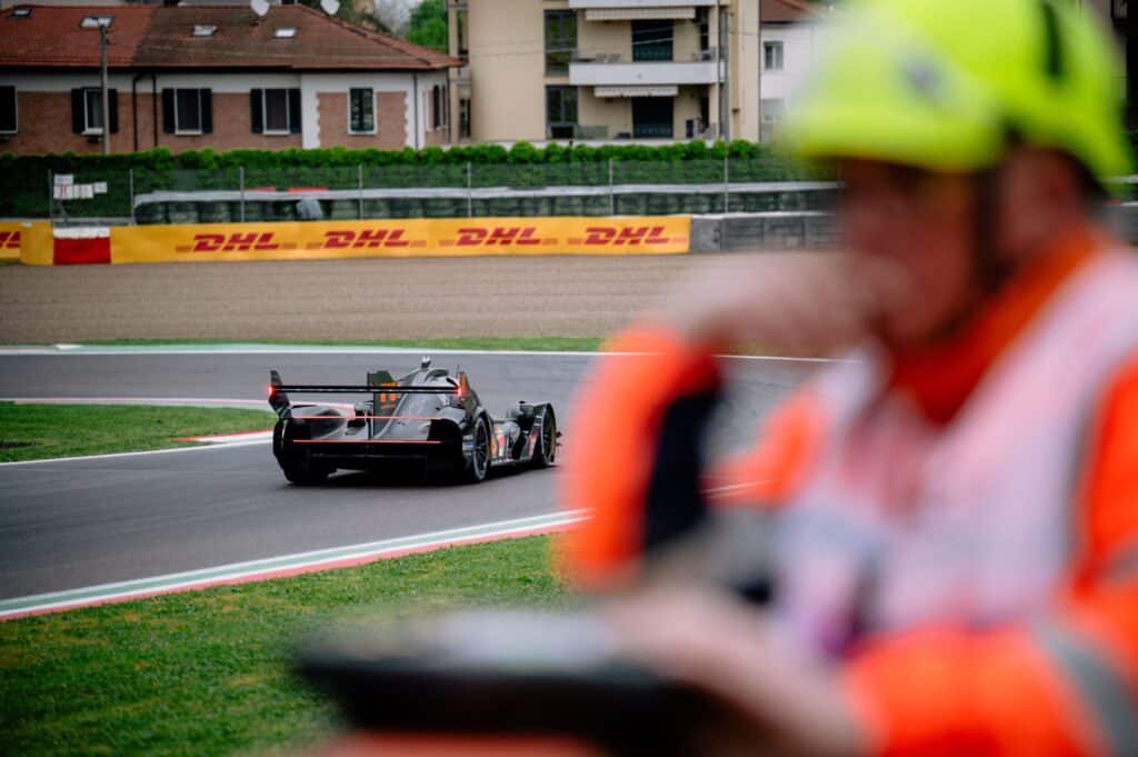 Un commissario di percorso durante il prologo (© FIA WEC - DPPI)