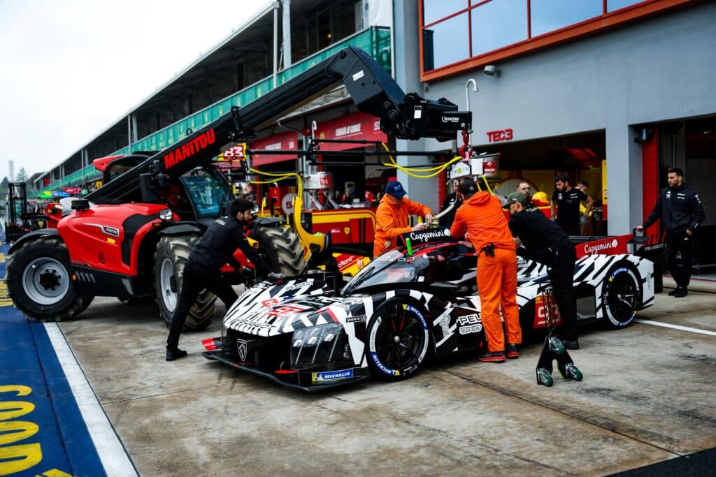 Commissari di percorso movimentano una Peugeot Hypercar (© FIA WEC - DPPI)