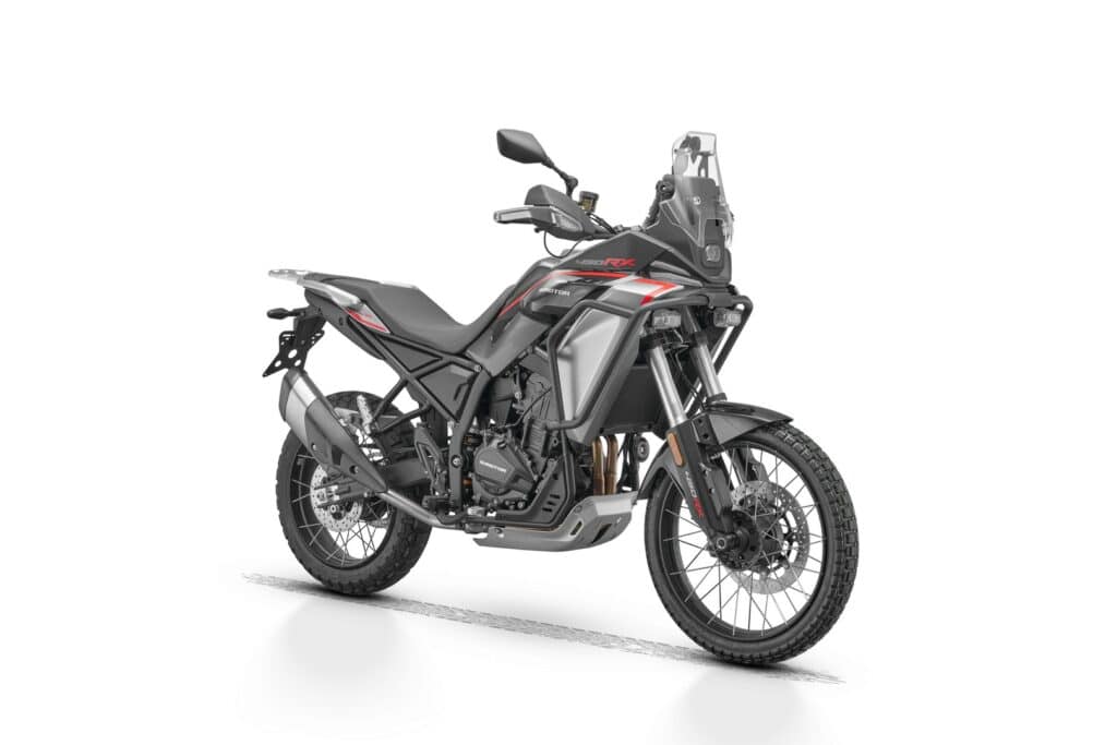 La QJ Motor SRT 450 RX nella colorazione Shiny Black (© QJ Motor)