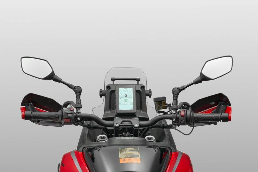 L'area comandi della SRT 450 RX (© QJ Motor)