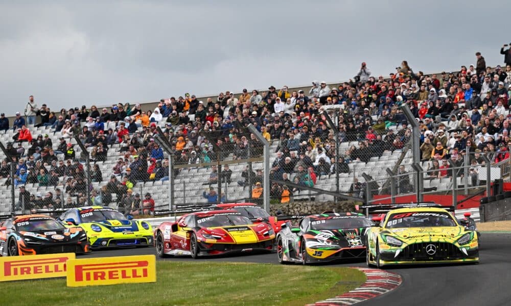 La partenza di Gara 2 del GT World Challenge Europe a Brands Hatch nel 2025 (© SRO / JEP)