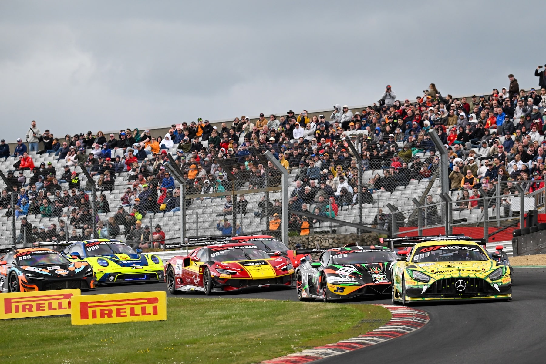 La partenza di Gara 2 del GT World Challenge Europe a Brands Hatch nel 2025 (© SRO / JEP)