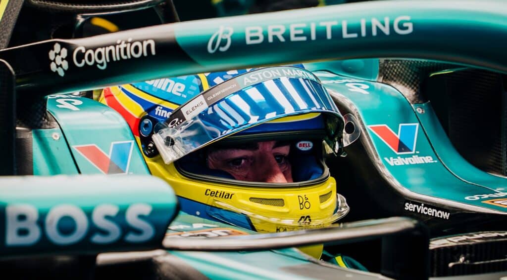 Fernando Alonso nell'abitacolo della sua Aston Martin (© astonmartinf1.com)
