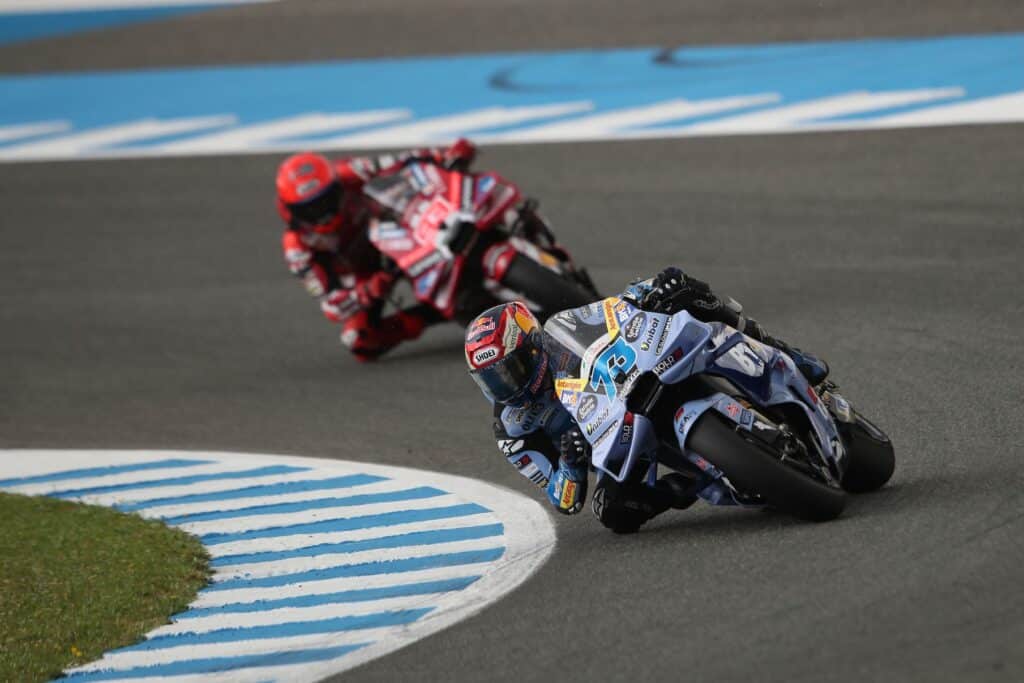 Una fase della gara sprint MotoGP di ieri a Jerez, con Marc Marquez all'inseguimento di Alex (© Red Bull Content Pool)