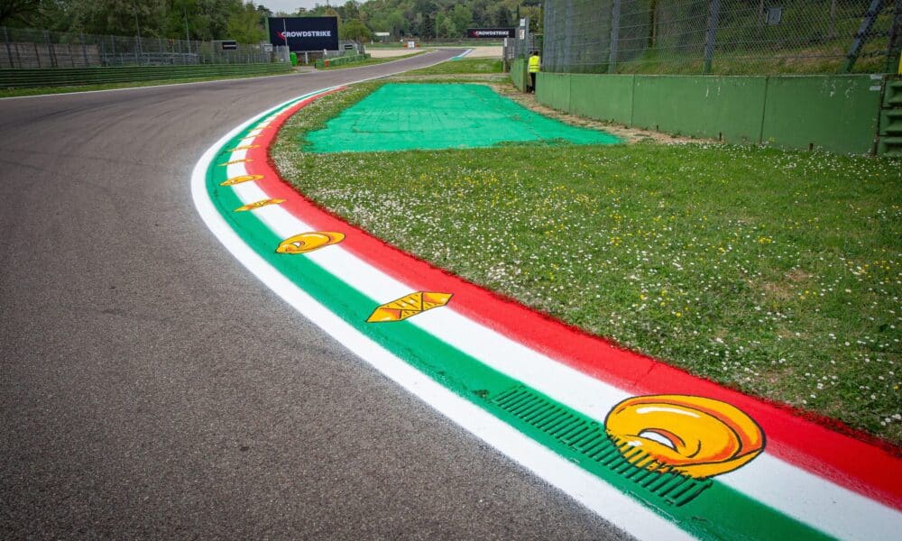 Il cordolo della Curva Tosa dell'Autodromo di Imola con tortellini e garganelli (© autodromoimola.com)