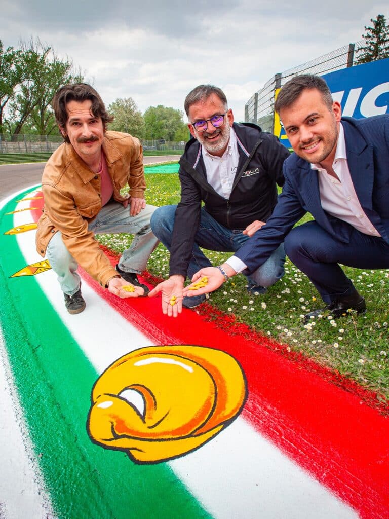 L'artista Marco Alpi, il direttore dell'Autodromo Pietro Benvenuti e il Sindaco di Imola Marco Panieri (© FB Autodromo Imola)