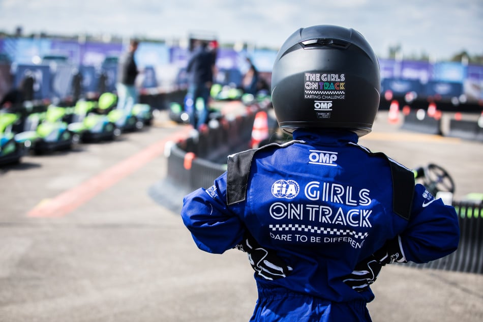 Girls on Track 2019 (© fia.com)