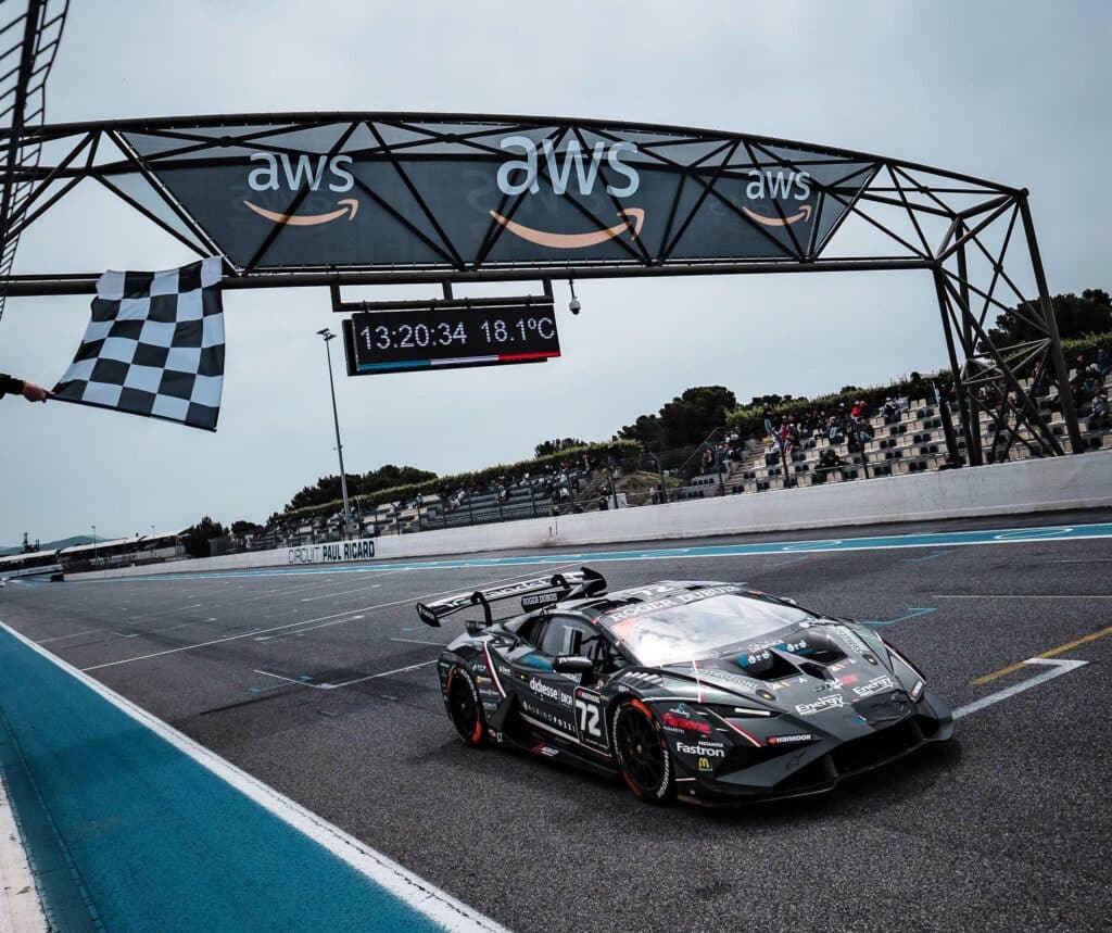 Kevin Gilardoni sul traguardo di Gara 2 (© Media Lamborghini)