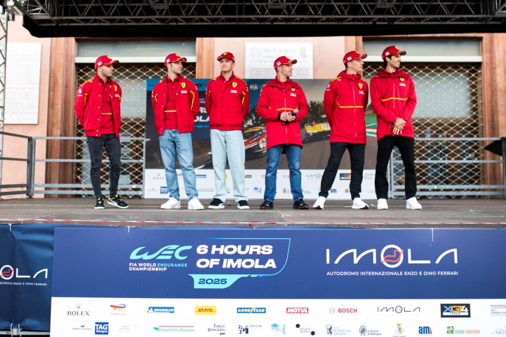 I piloti Ferrari Hypercar sul palco nel 2025 (© FIA WEC - DPPI)