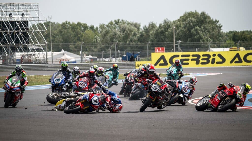 L'incidente al via di Gara 1 del Balaton Park 2025