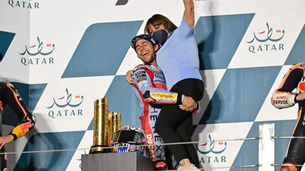 Enea Bastianini e Nadia Padovani Gresini dopo la vittoria in Qatar nel 2022 (© motogp.com)